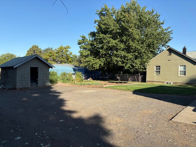 Building Photo - 1850 Amelia St