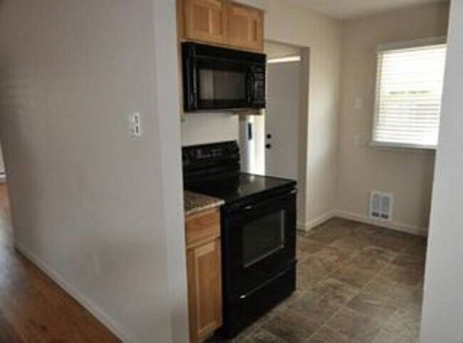 Building Photo - Great updated 2 bed 1 bath, 2 car garage