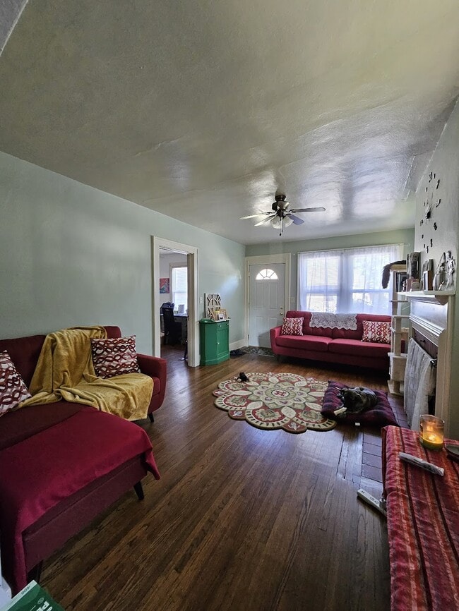 Living room (when furnished). - 1029 W Monroe St
