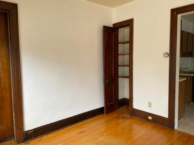 Foto del edificio - 223 S Mills St