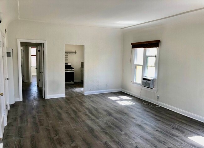 Foto del edificio - 7007 Willoughby Ave