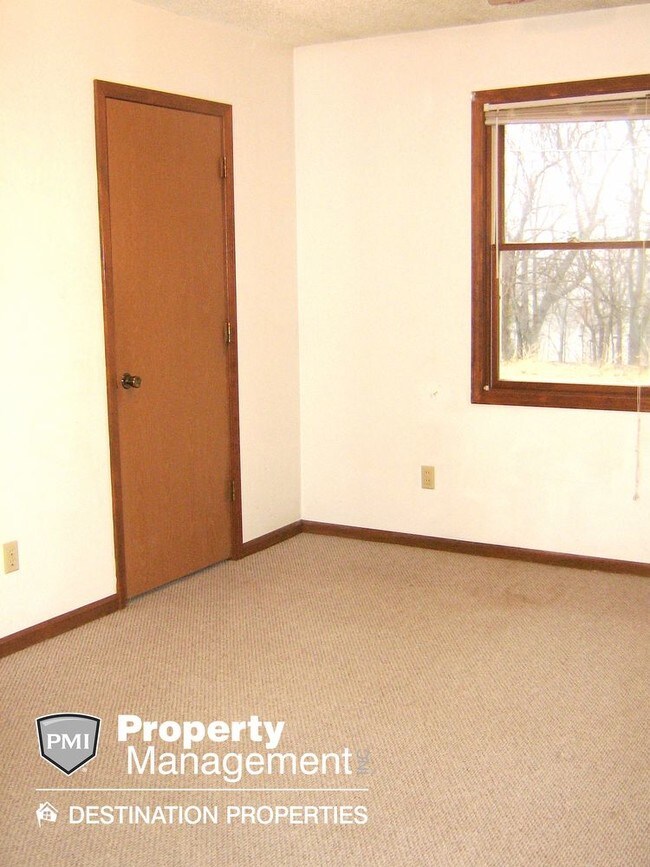 Building Photo - DeSoto 2 Bedroom Duplex