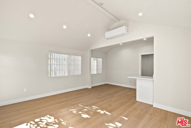 Foto del edificio - 6516 1/2 Beck Ave