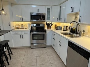 Building Photo - 3600 Mystic Pointe Dr