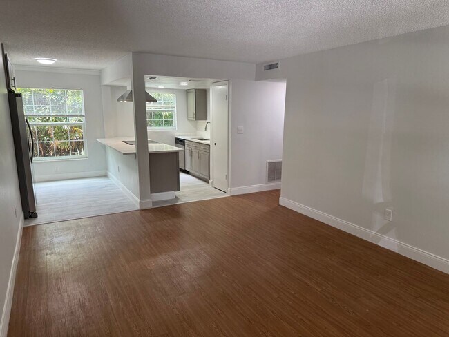 Foto del edificio - 726 Edgewater Dr