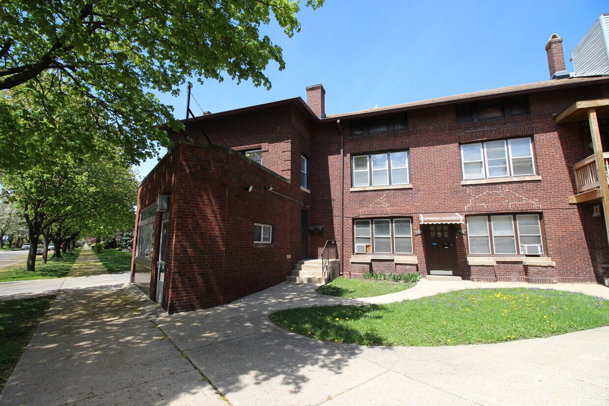 Primary Photo - 4948 W Berteau Ave