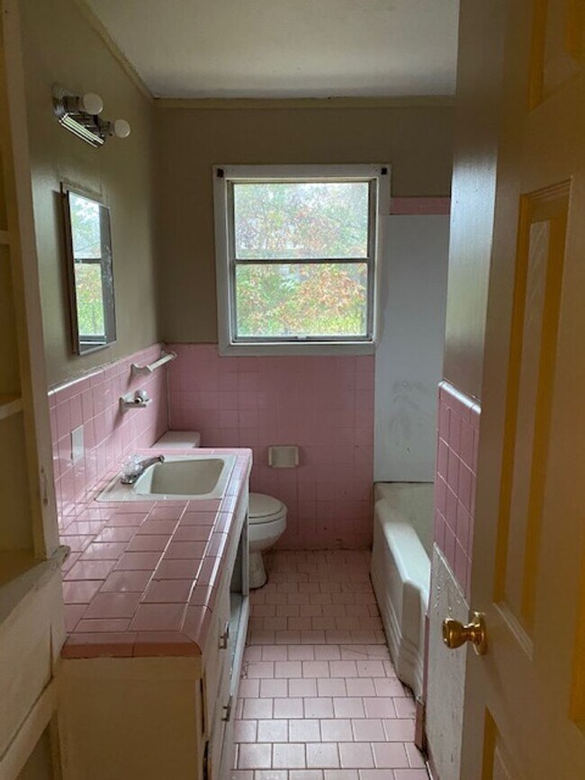 Building Photo - 835 Pine Tree Dr