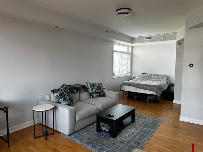 Foto del edificio - 680 N Green St
