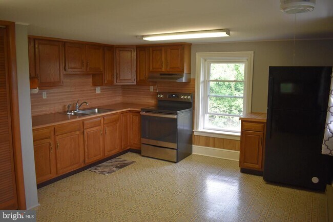 Building Photo - 300 S Cedar Ln