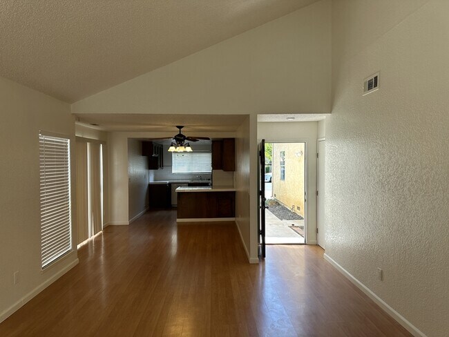 Foto del edificio - Modesto 3 Bed 2 Bath 2 Car Garage HOA Swim...