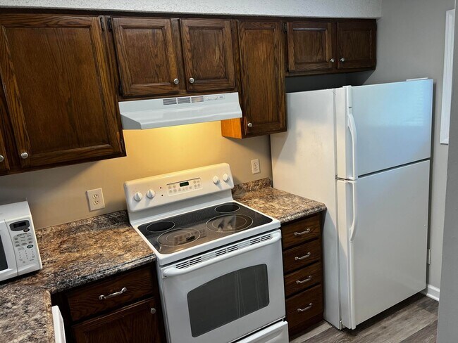 Building Photo - 2-Bedroom, 2-Bath Townhouse