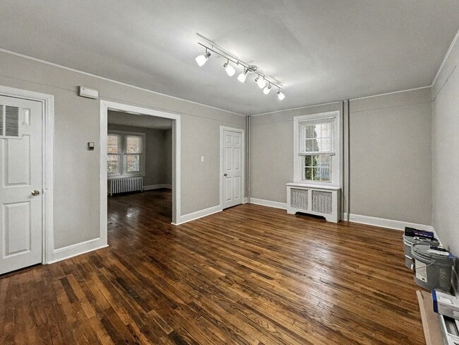 Building Photo - 4 Bedroom and 2 Bath House with In-Unit La...