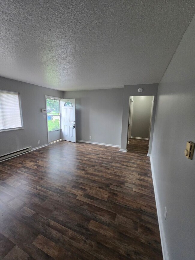 Building Photo - Two Bedroom Duplex located on the Westside off West 10th St and Lynhurst Dr