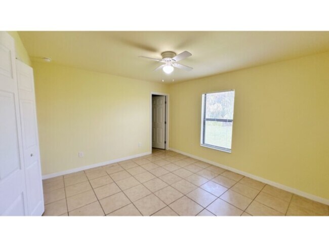 Foto del edificio - 3 Bedroom 2 Bath 1 Car garage Duplex! Convenient Location! SW Cape!