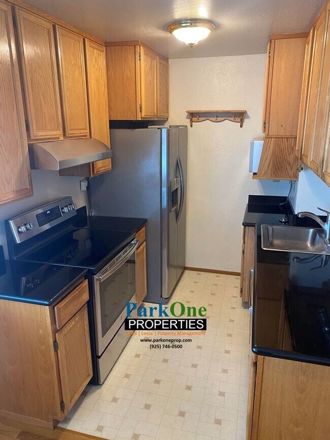 Building Photo - Spacious Updated 2 bed , 1 Bath now Availa...
