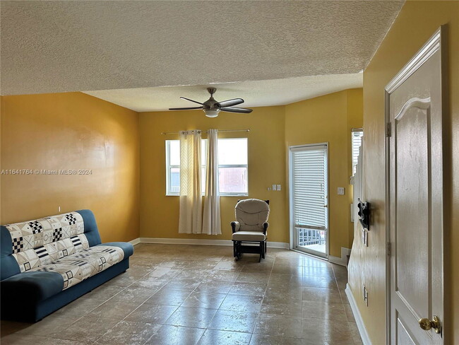 Foto del edificio - 925 NW 82nd Ave