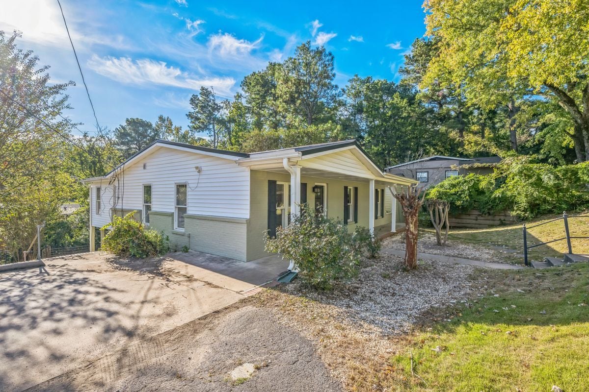 Primary Photo - 2161 Chapel Hill Rd