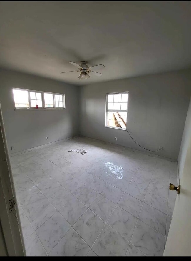 Foto del edificio - 1502 E Century Ave