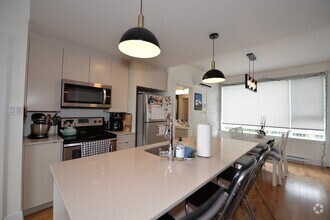 Building Photo - 4312 Av. Papineau