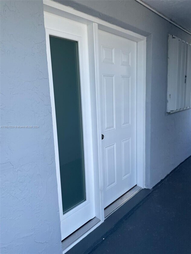Foto principal - 9371 Fontainebleau Blvd
