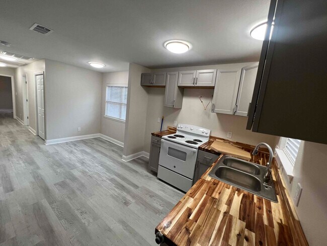 Foto del edificio - 2726 Cypress Lake St