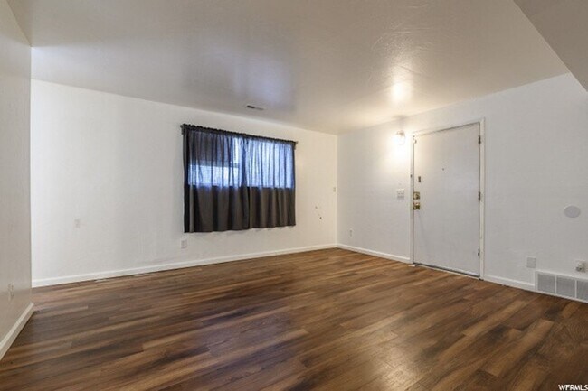 Foto del edificio - 2523 S Lakecrest Dr