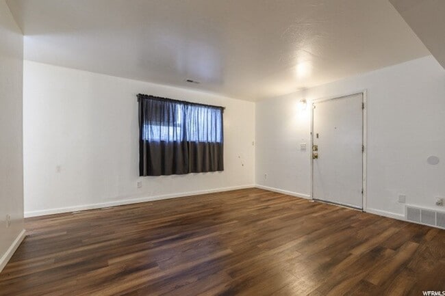 Building Photo - 2523 S Lakecrest Dr