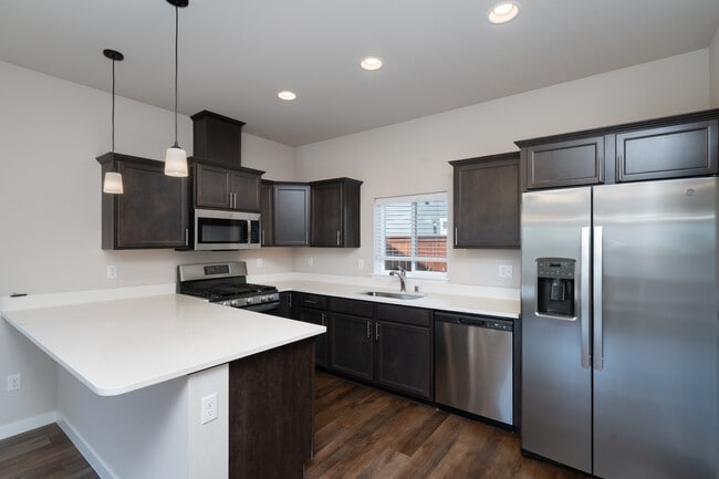 Foto del edificio - 604 F and S Grade Rd