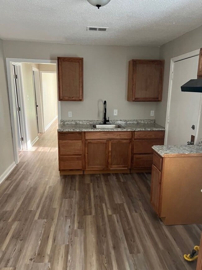 Building Photo - 4 Success is now offering this cute 3bd/2b...