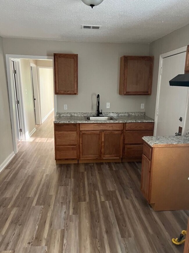 Foto del edificio - 4 Success is now offering this cute 3bd/2b...