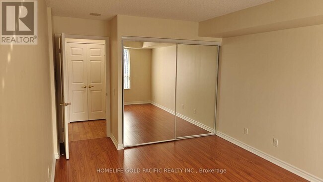 Building Photo - 25 Kingsbridge Garden Cir