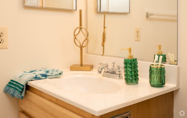 2BR, 1.5BA - 844 SF - Woodsdale Apartments