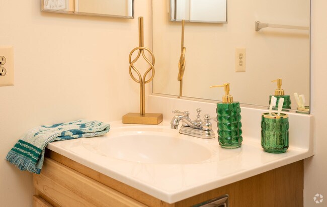 2BR, 1.5BA - 844 SF - Woodsdale Apartments