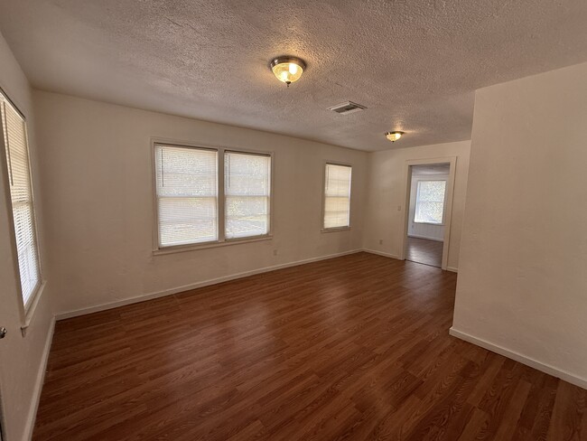 Foto del edificio - 656 NE Lake Dr