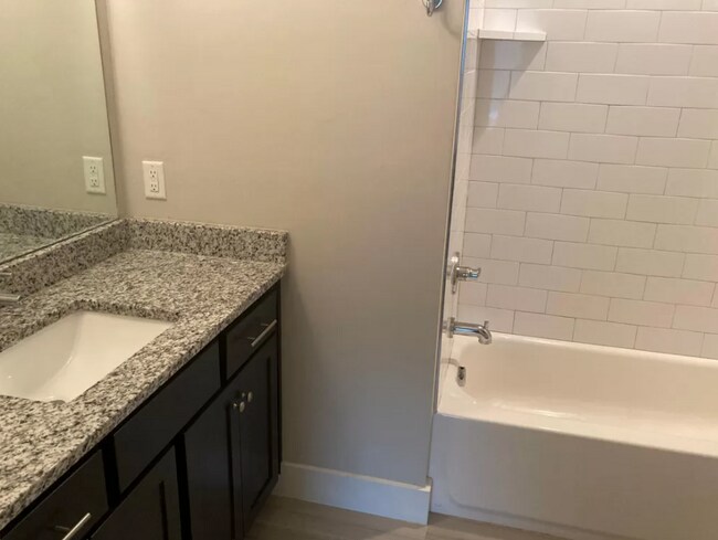 Bedroom 1 bath w/ tub 3rd floor - 520 Dr Db Todd Jr Blvd