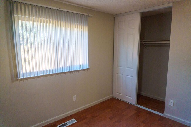 Foto del edificio - Spacious Three Bedroom, Two Bathroom House featuring Two Car Garage With Huge Yard