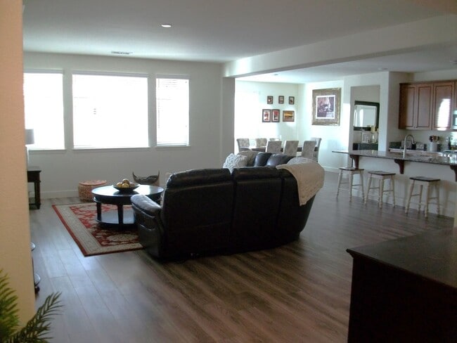 Building Photo - Beautiful, spacious 4 bd, 2-1/2 bath, 3 ca...