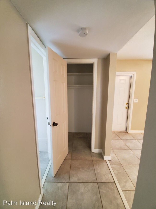 Building Photo - 3366 Camelot Dr