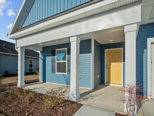 Building Photo - 4 bedroom Home in WATERSIDE!