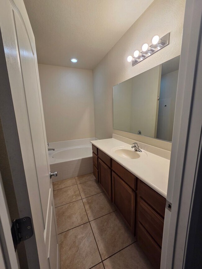 Foto del edificio - NW 3/BD 2/BA 2/CG Single Story