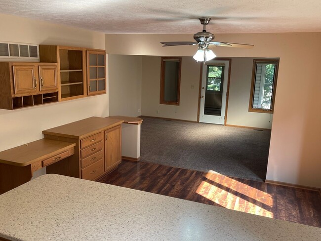 Building Photo - Spacious East Lincoln Townhome