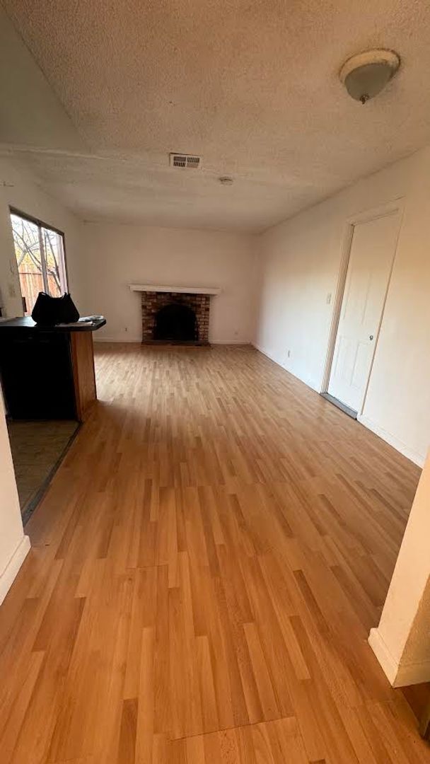 Foto del edificio - Available: Open House Saturday 3/30/24 at ...