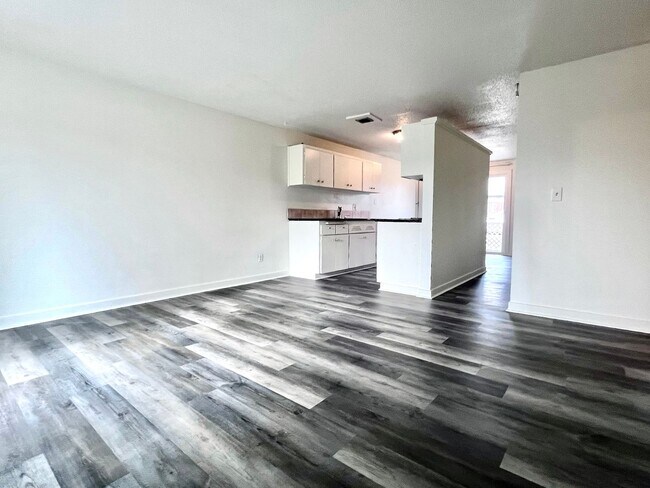 Foto del edificio - BRIGHT AND CLEAN GRESHAM TRIPLEX!! UPGRADED & CLOSE TO EVERYTHING!!