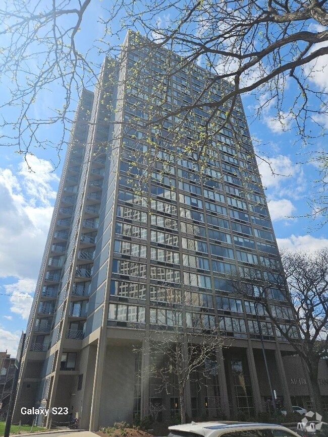 Building Photo - 5320 N Sheridan Rd