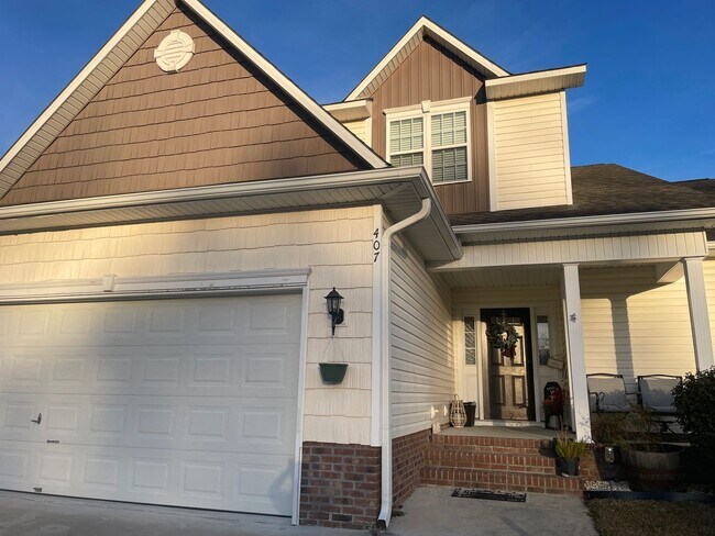 Building Photo - 3 Bedroom 2.5 Bathroom home located in Rogers Farm in Hubert!