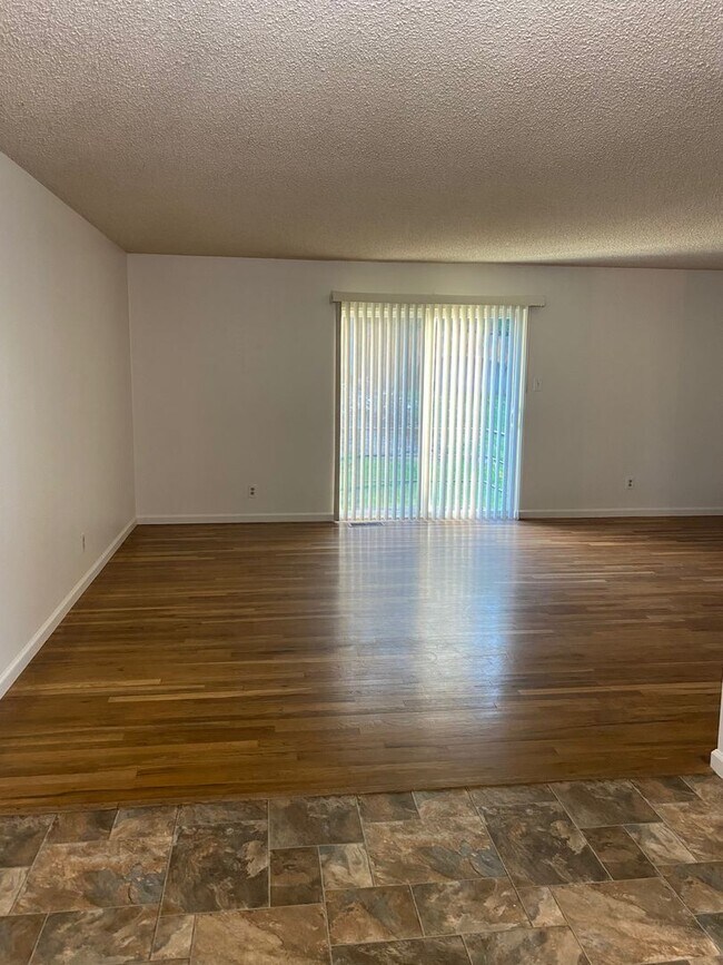 Building Photo - Convenient Sparks Location!
