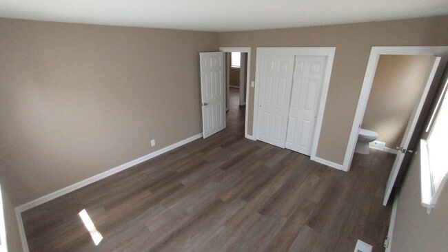 Building Photo - 1025 Oakwood Rd