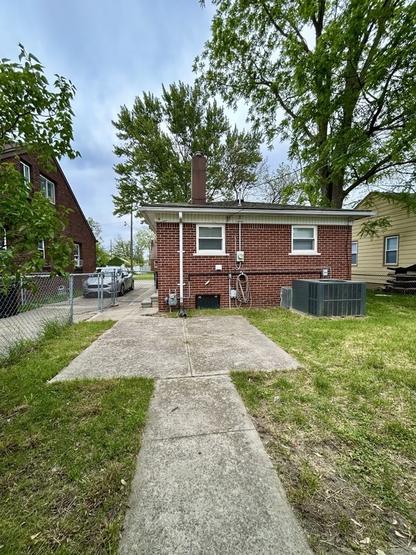 Building Photo - 555 Antoine St