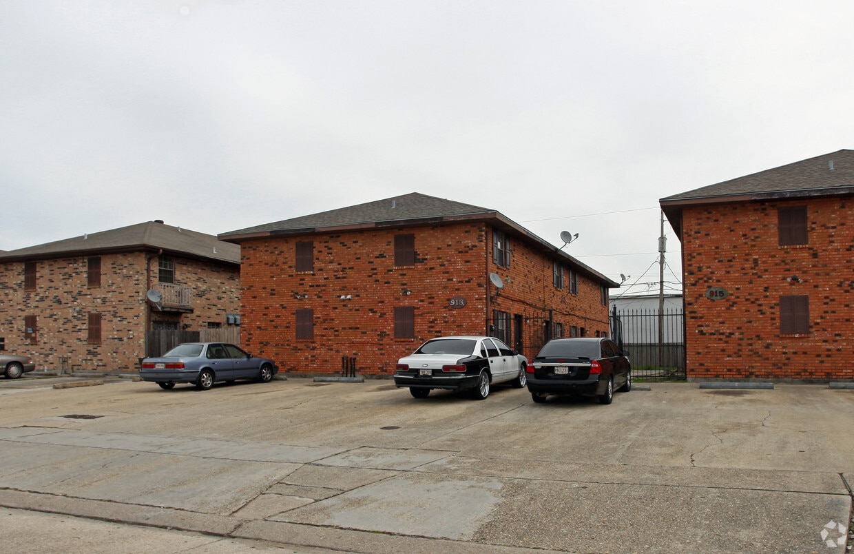 Primary Photo - 913-915 Dimarco Dr