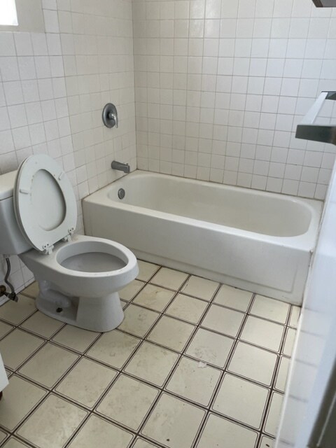 full bathroom - 6543 Amigo Ave